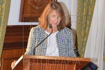  La profesora Celia Jiménez pone voz en el Pleno al manifiesto institucional contra la violencia machista (Foto TA)